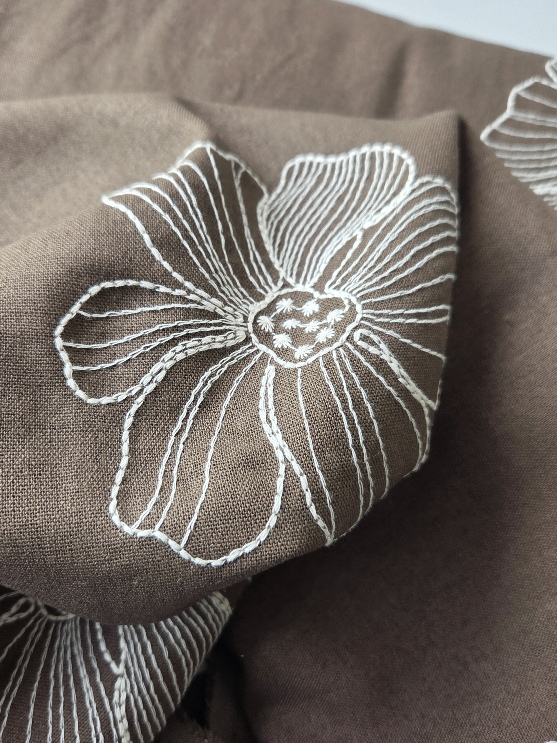 Linnen viscose| Geborduurde Bloemen | Bruin | - Afbeelding 6