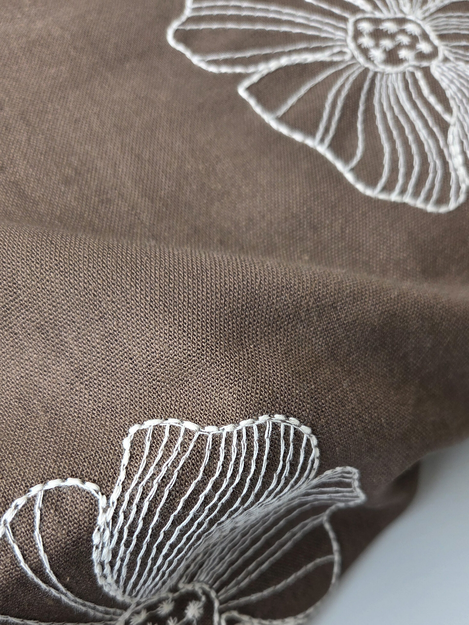 Linnen viscose| Geborduurde Bloemen | Bruin | - Afbeelding 5